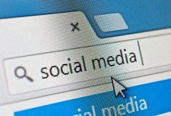Divieto social in UK: i limiti della norma, il cattivo esempio dei genitori e “quell’algoritmo che uccide”