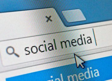 Divieto social in UK: i limiti della norma, il cattivo esempio dei genitori e “quell’algoritmo che uccide”