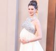 Anne Hathaway e il “canestro all’ultimo secondo”: la maternità sul red carpet a 43 anni