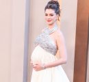 Anne Hathaway e il “canestro all’ultimo secondo”: la maternità sul red carpet a 43 anni