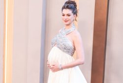 Anne Hathaway e il “canestro all’ultimo secondo”: la maternità sul red carpet a 43 anni