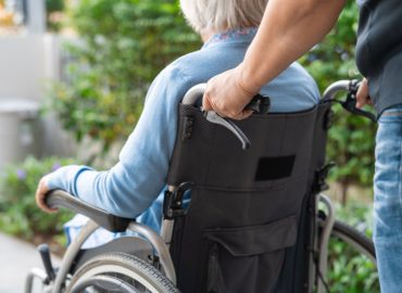Centenari, sì, ma a che prezzo? Il “bug” della longevità: viviamo di più (e male)