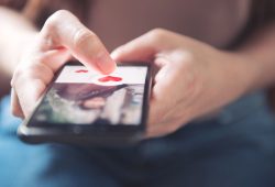 Perché un compleanno può cambiare gli incontri online