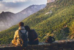 Wildflowering, cos’è il dating che sfida le regole della modernità nell’estate 2026