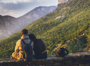 Wildflowering, cos’è il dating che sfida le regole della modernità nell’estate 2026