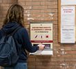 Assorbenti gratuiti nelle scuole, la Campania approva il progetto pilota