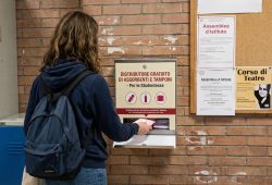 Assorbenti gratuiti nelle scuole, la Campania approva il progetto pilota