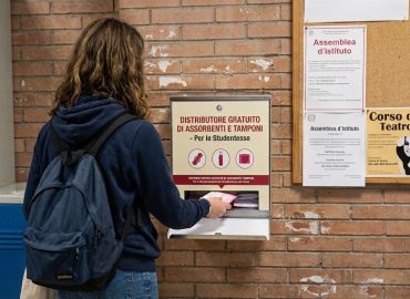 Assorbenti gratuiti nelle scuole, la Campania approva il progetto pilota