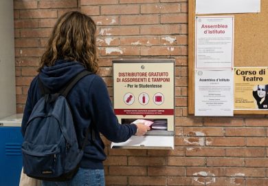 Assorbenti gratuiti nelle scuole, la Campania approva il progetto pilota