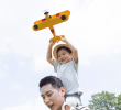Troppo presenti, troppo protettivi: chi sono i genitori elicottero