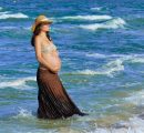 Mare o montagna? Come affrontare la gravidanza con caldo e afa: i consigli dell’esperto