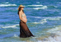 Mare o montagna? Come affrontare la gravidanza con caldo e afa: i consigli dell’esperto