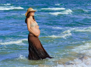 Mare o montagna? Come affrontare la gravidanza con caldo e afa: i consigli dell’esperto