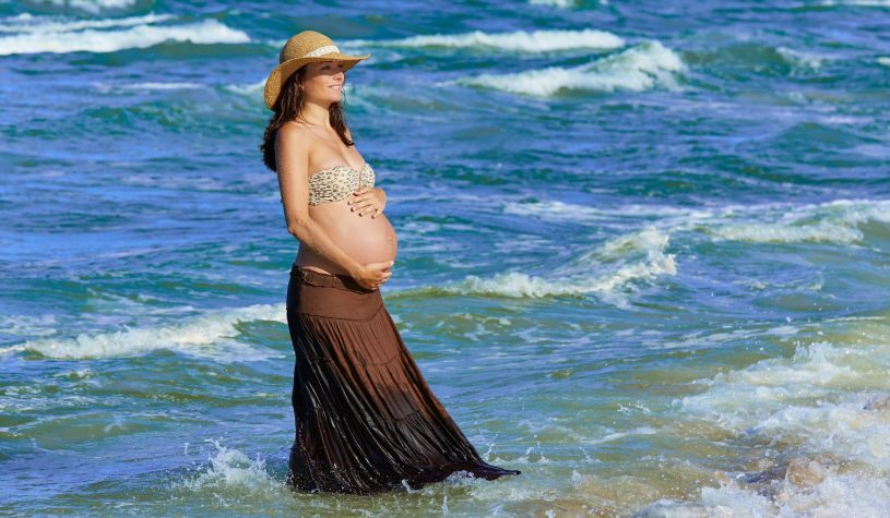 Mare o montagna? Come affrontare la gravidanza con caldo e afa: i consigli dell’esperto