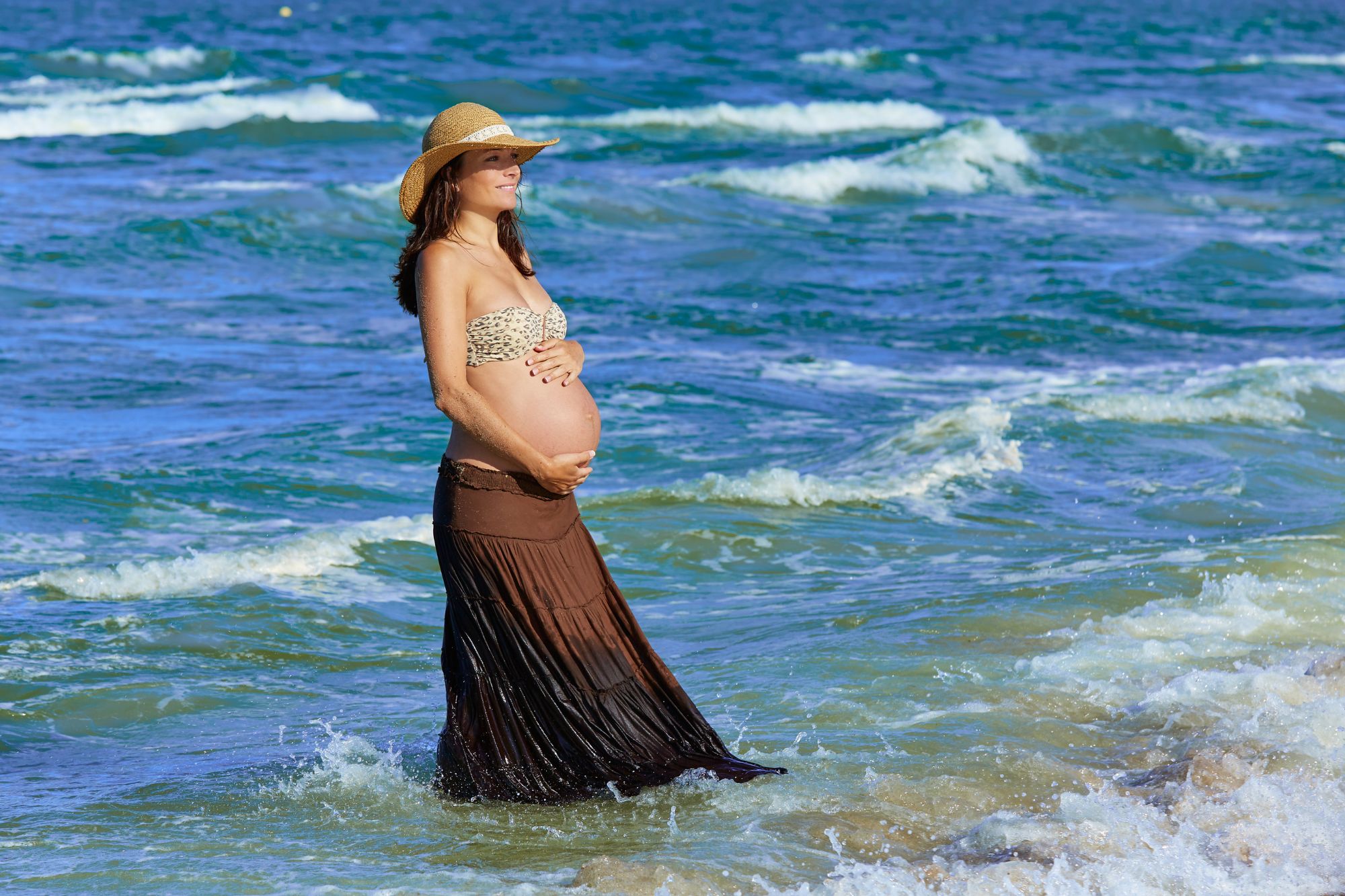 Mare o montagna? Come affrontare la gravidanza con caldo e afa: i consigli dell’esperto