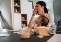 Perché il mondo del lavoro è ancora “contro” le madri?