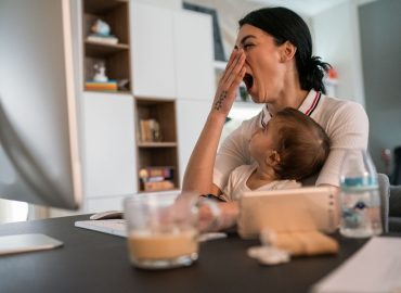 Perché il mondo del lavoro è ancora “contro” le madri?