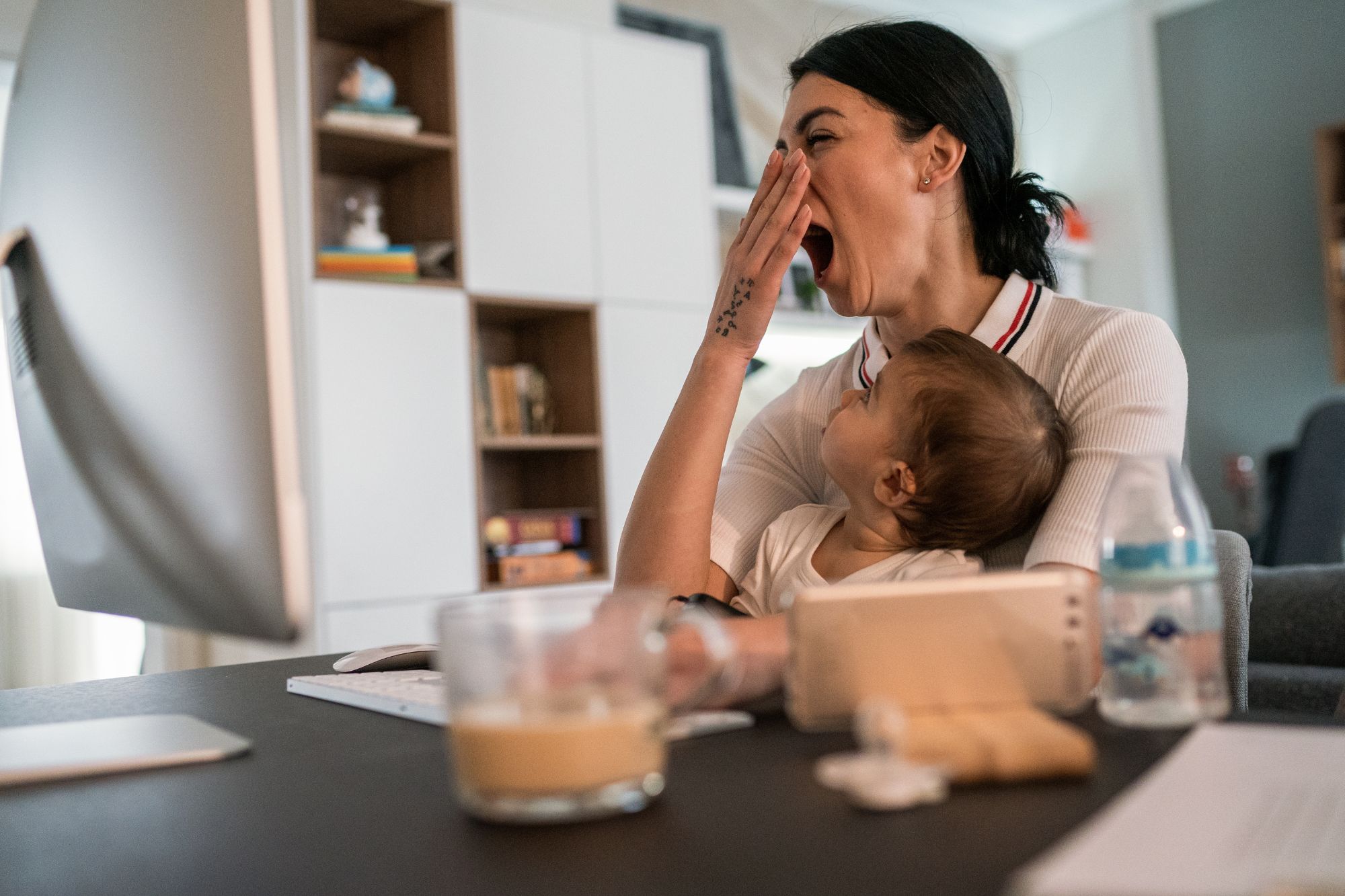 Perché il mondo del lavoro è ancora “contro” le madri?