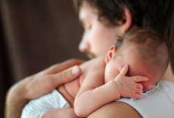 La Francia punta al “riarmo demografico” e lancia il nuovo congedo di nascita supplementare