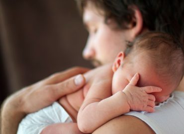 La Francia punta al “riarmo demografico” e lancia il nuovo congedo di nascita supplementare