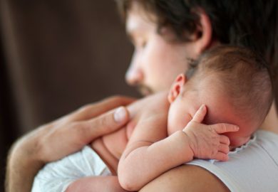 La Francia punta al “riarmo demografico” e lancia il nuovo congedo di nascita supplementare
