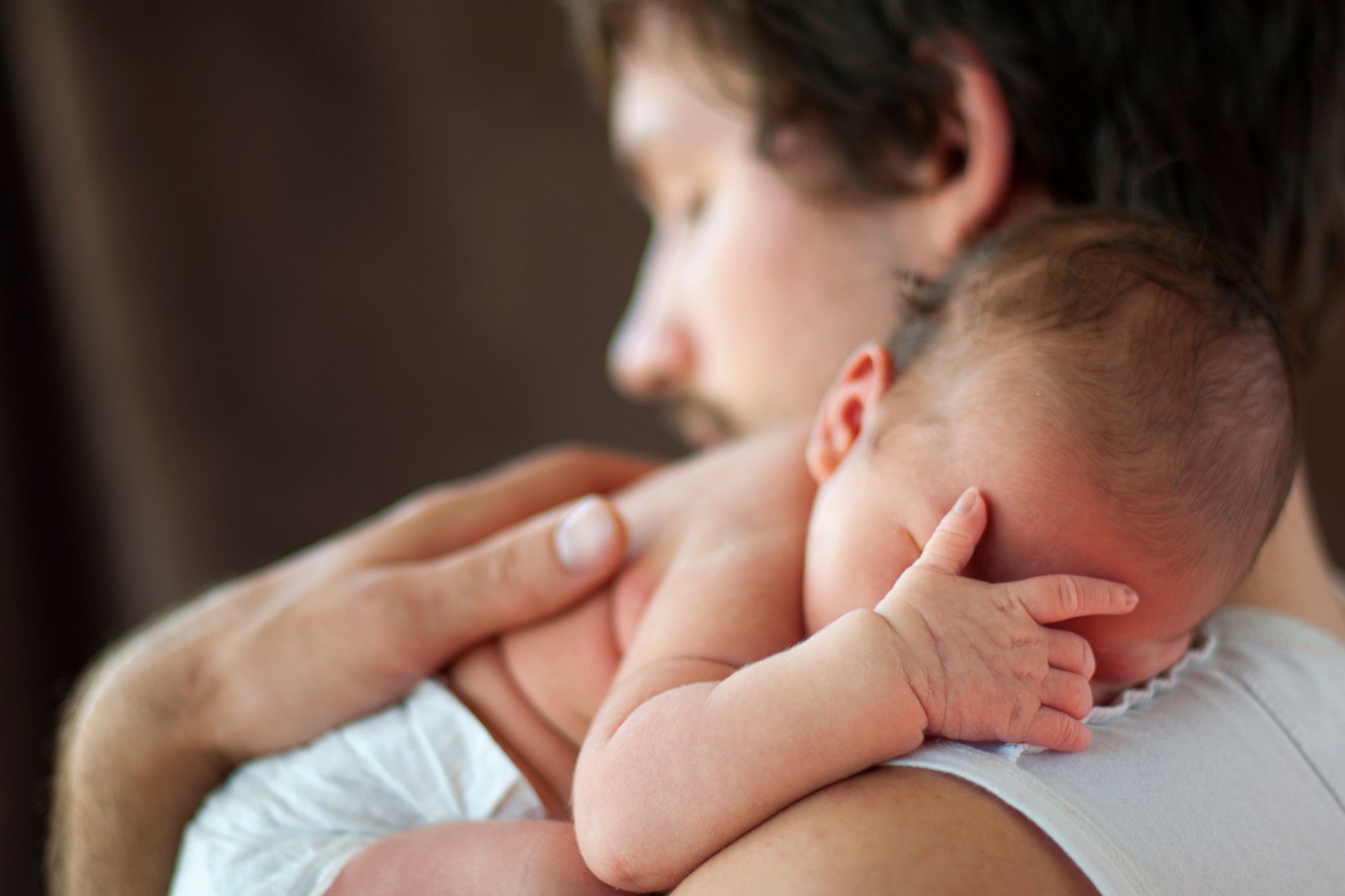La Francia punta al “riarmo demografico” e lancia il nuovo congedo di nascita supplementare