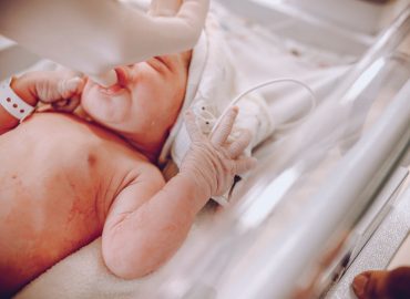 Musicoterapia per i bambini prematuri: al Miulli la voce dei genitori entra nelle incubatrici