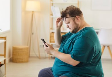 Un’ora e mezza di sonno in meno, mezzo chilo in più: la scoperta della Columbia University