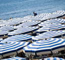 Famiglie sotto l’ombrellone: quanto costa davvero una giornata al mare