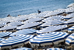 Famiglie sotto l’ombrellone: quanto costa davvero una giornata al mare