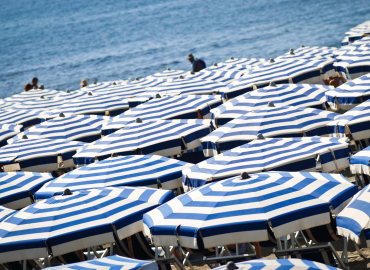 Famiglie sotto l’ombrellone: quanto costa davvero una giornata al mare