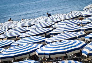 Famiglie sotto l’ombrellone: quanto costa davvero una giornata al mare