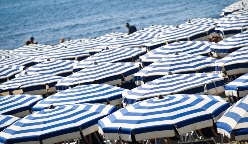 Famiglie sotto l’ombrellone: quanto costa davvero una giornata al mare