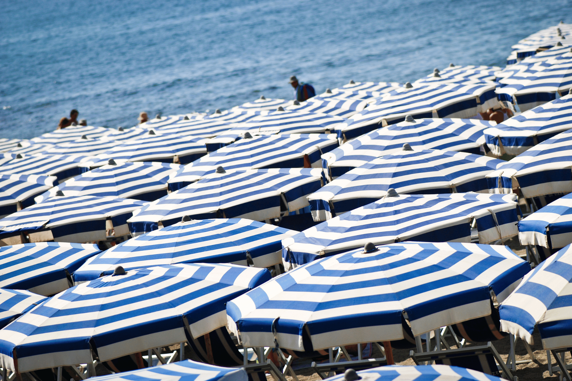 Famiglie sotto l’ombrellone: quanto costa davvero una giornata al mare