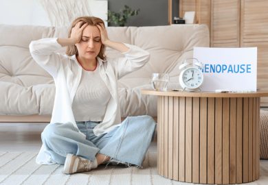 Mamme a 40 anni: tra il miracolo della nuova vita e il caos della perimenopausa