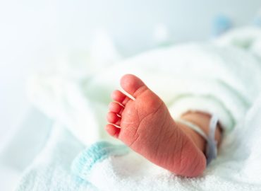 In Italia 15mila bambini in meno in un anno: madri sempre più grandi e quasi un parto su tre cesareo