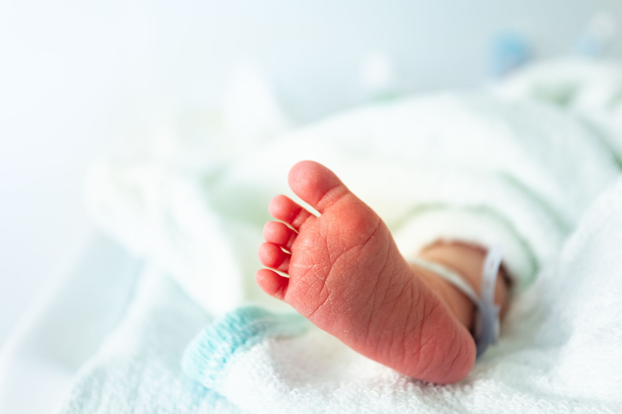 In Italia 15mila bambini in meno in un anno: madri sempre più grandi e quasi un parto su tre cesareo