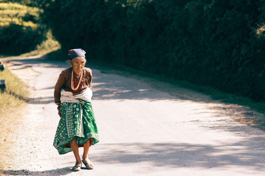 Signora anziana in strada - Canva
