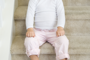 bambina_ scale_canva Bambina seduta sulle scale