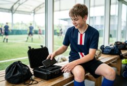 Il Psg vieta gli smartphone tra i giovani calciatori (e li sostituisce con la musica)