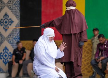 Sesso fuori dal matrimonio, in Indonesia ti costa 100 frustate