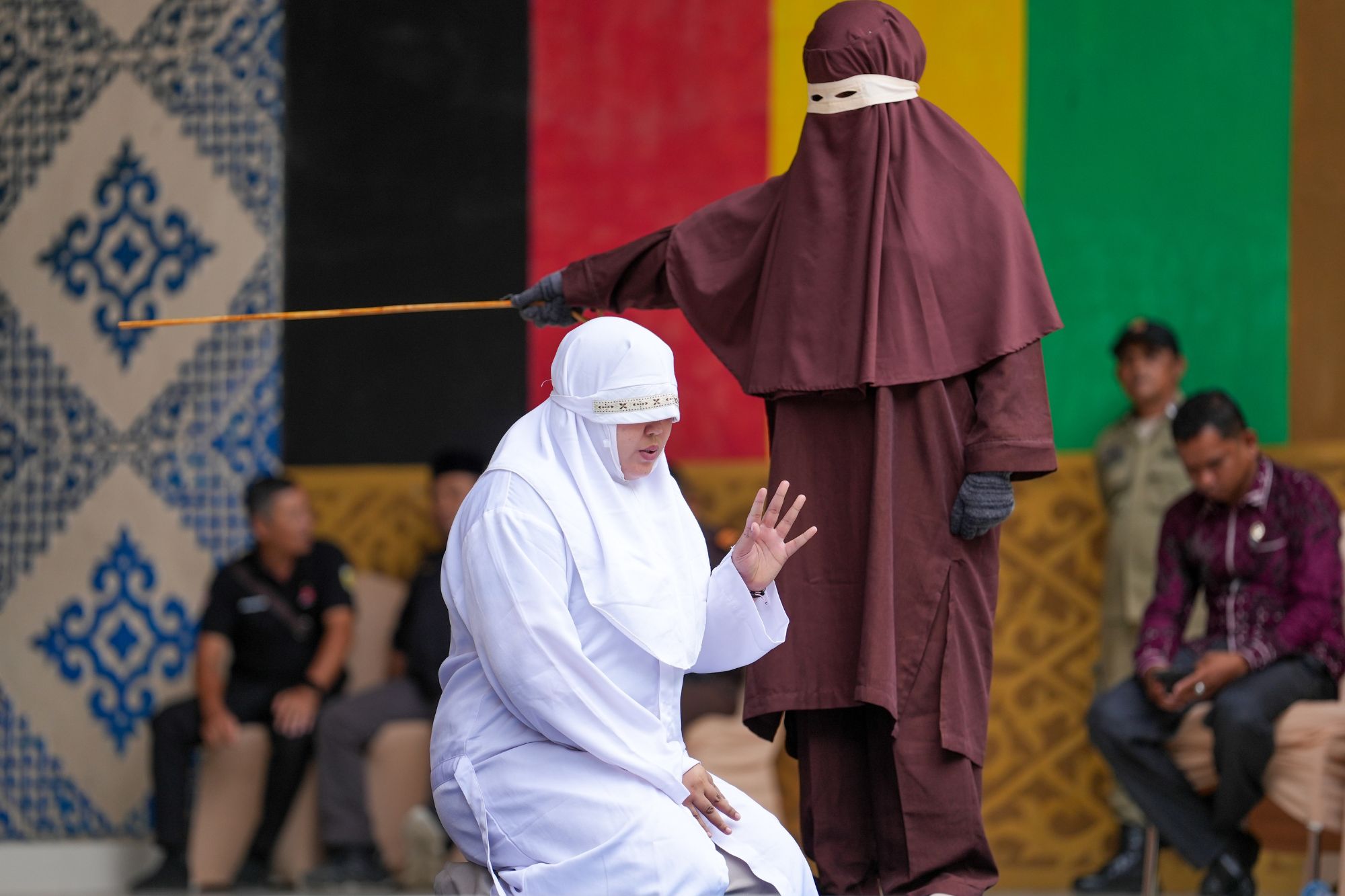 Sesso fuori dal matrimonio, in Indonesia ti costa 100 frustate