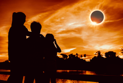 Eclissi con i bambini, il cielo diventa un gioco: ma gli occhi vanno protetti