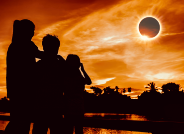 Eclissi con i bambini, il cielo diventa un gioco: ma gli occhi vanno protetti