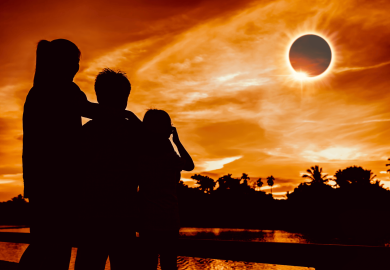 Eclissi con i bambini, il cielo diventa un gioco: ma gli occhi vanno protetti