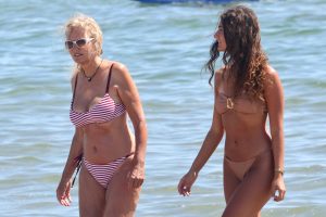 Licia Colò al mare con la figlia Liala