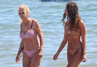Licia Colò risponde ai commenti sull’età: “Da quando è un’offesa?” (solo per le donne)