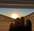Bastano 10 minuti di luce al mattino: gli studi che collegano l’esposizione solare alla longevità