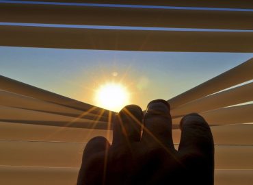 Bastano 10 minuti di luce al mattino: gli studi che collegano l’esposizione solare alla longevità