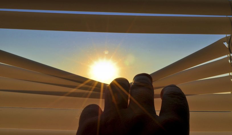 Bastano 10 minuti di luce al mattino: gli studi che collegano l’esposizione solare alla longevità